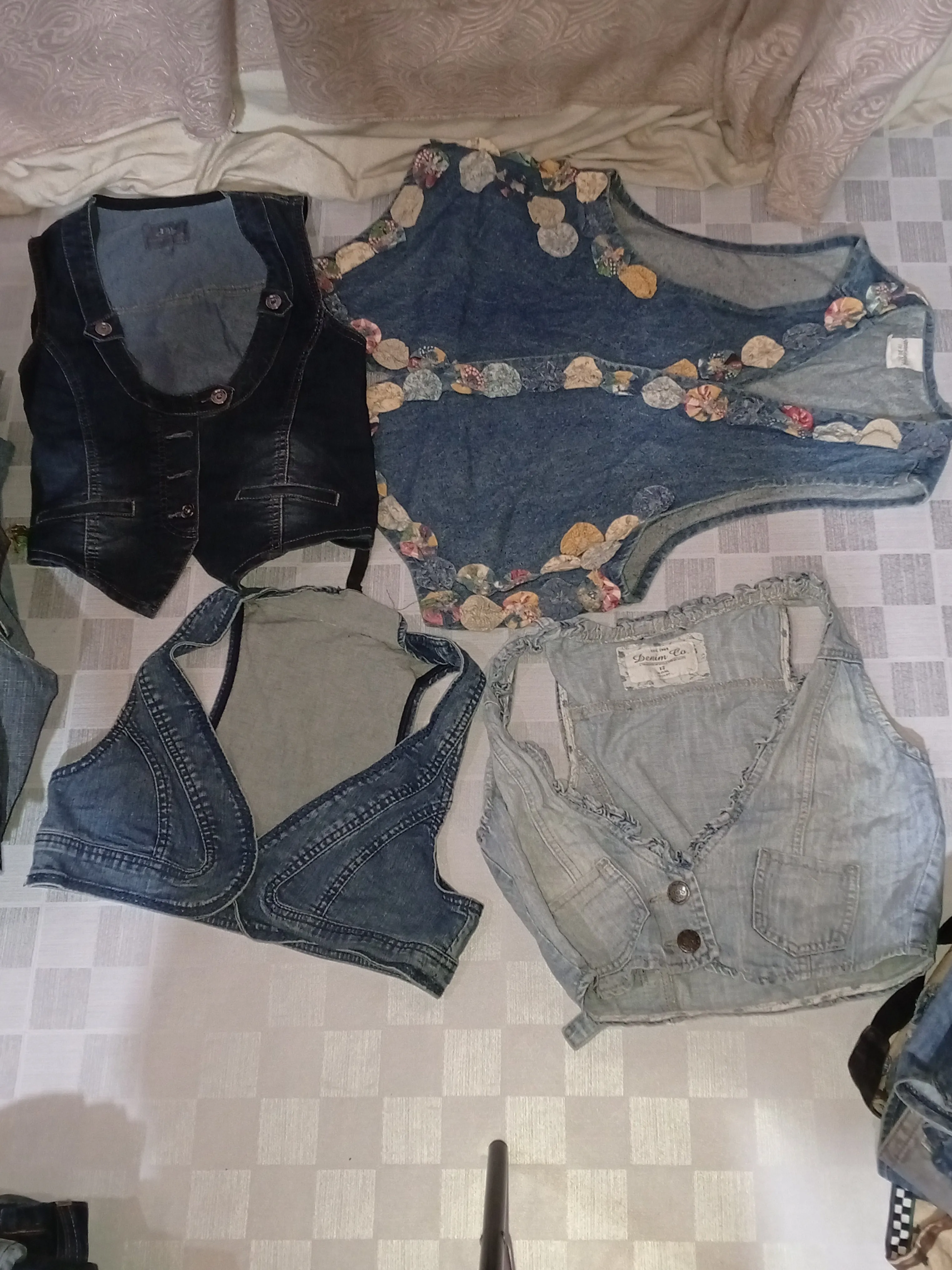 ID 18 waistcoat brand only and other mix brand toyal 20