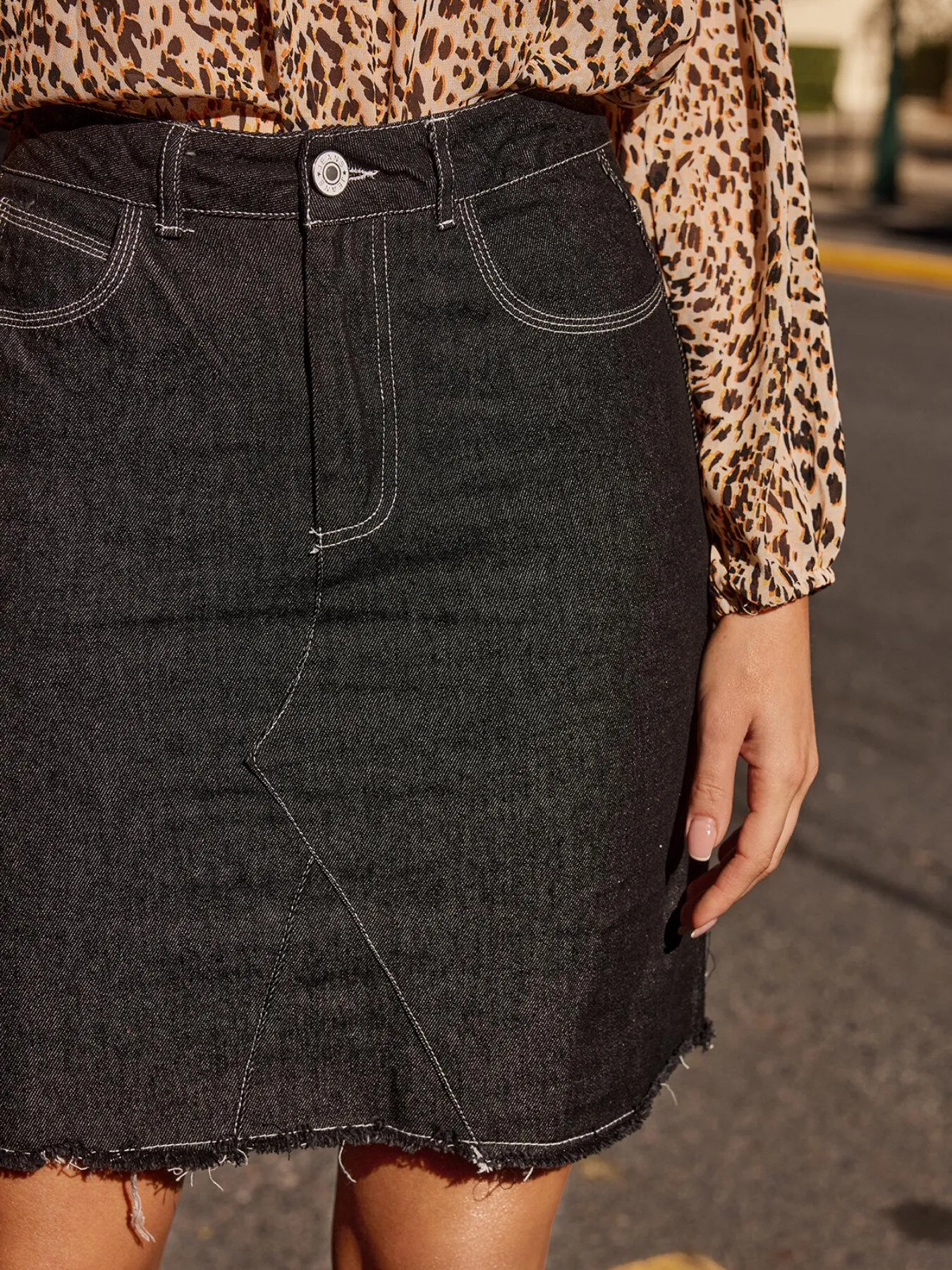 Pocket Raw Hem Bodycon Denim Skirt